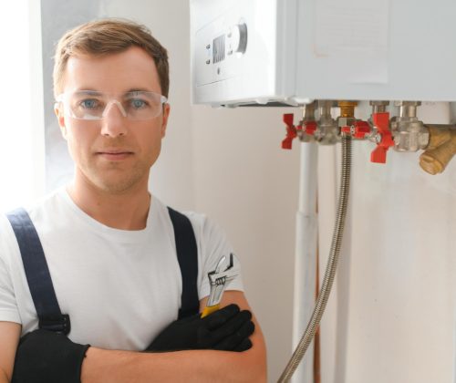 ingenieur-gaz-verifiant-nettoyant-chaudiere-pendant-inspection-maison