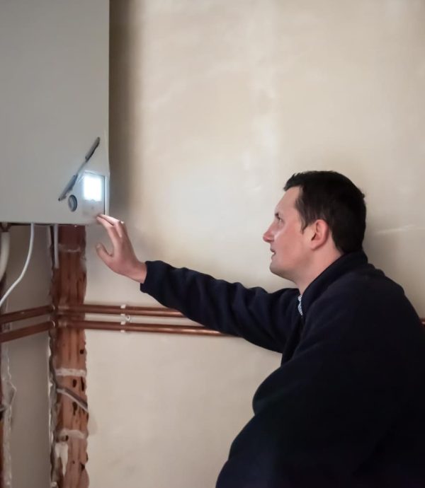 ingenieur-maintenance-verifiant-donnees-techniques-equipements-du-systeme-chauffage-dans-chaufferie-plombier-installant-manometre-pour-systeme-chauffage-maison