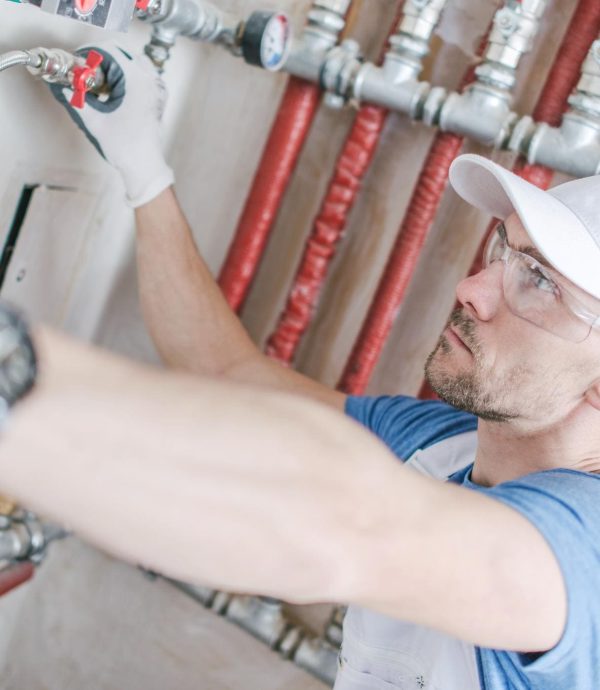 plombier-caucasien-au-travail-travailleur-verifiant-canalisation-chauffage